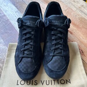 Louis Vuitton Canvas and Suede Low-top Sneaker. Black. Size 7 IT